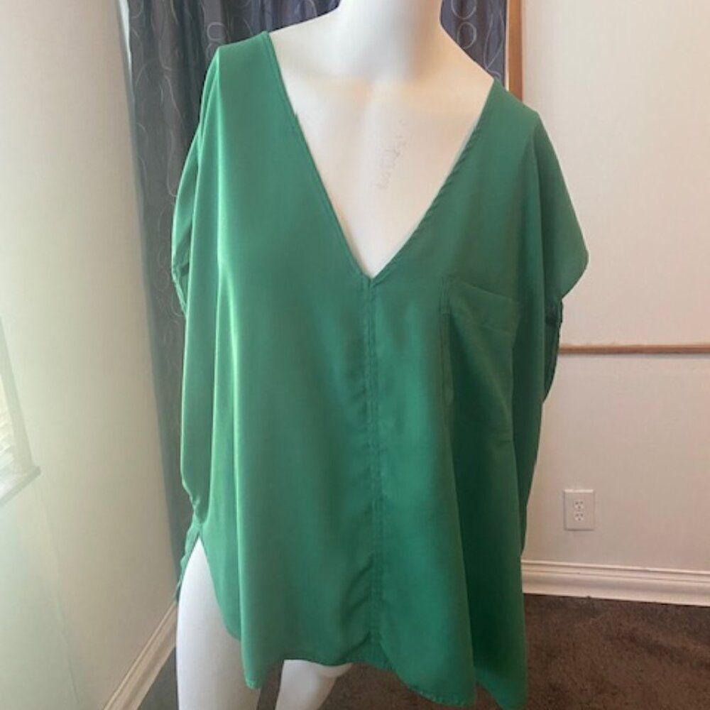 ASOS Design Curvy Green V-neck 1 pocket top, size 16